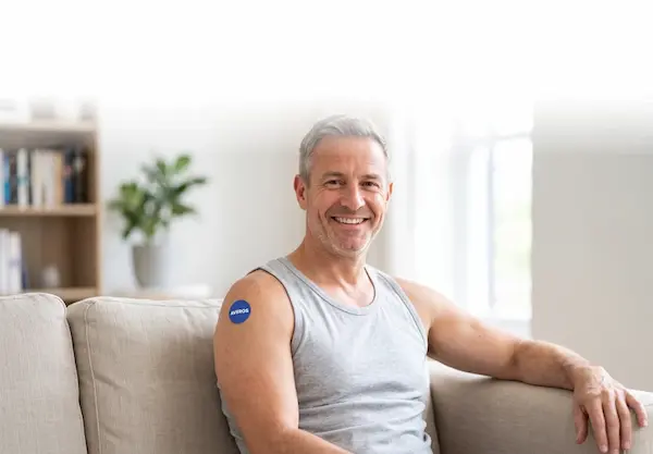 Homme portant un patch Averos